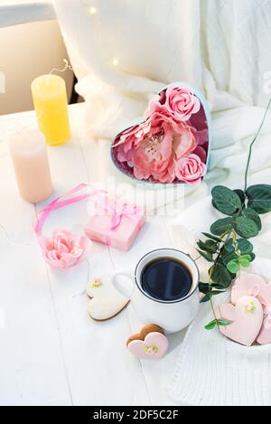 San Valentino romantico prima colazione wuth cuore di pan di zenzero con la glassa e. tazza di caffè Foto Stock