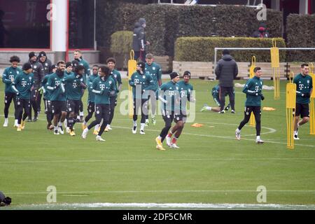Monaco, Germania. 03 dic 2020. FC Bayern Monaco, formazione su Saebener Strasse. Calcio 1. Bundesliga, stagione 2020/2021 il 3 dicembre 2020. | utilizzo in tutto il mondo credito: dpa/Alamy Live News Foto Stock