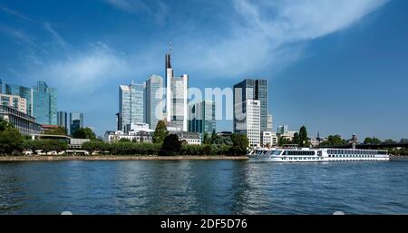 Alti edifici e lo skyline di Francoforte sul meno Foto Stock