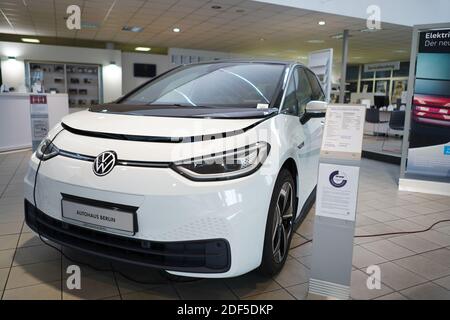 Berlino, Germania. 02 dicembre 2020. L'auto elettrica Volkswagen ID.3 è in una concessionaria di auto. Credit: Jörg Carstensen/dpa/Alamy Live News Foto Stock