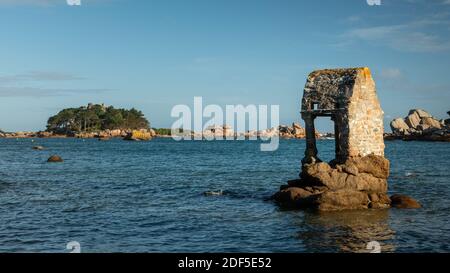 L'oratorio di San Guirec in Ploumana è stato costruito nel 13 ° secolo. È allagato durante l'alta marea Foto Stock