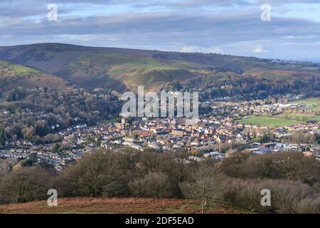 La città di Church Stretton con il Long Mynd sullo sfondo, Shropshire, Regno Unito Foto Stock