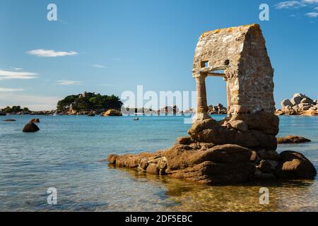 L'oratorio di San Guirec in Ploumana è stato costruito nel 13 ° secolo. È allagato durante l'alta marea Foto Stock