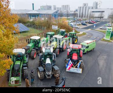 Upahl, Germania. 03 dic 2020. Gli agricoltori si riuniscono di fronte all'Arla Dairy per un'azione di protesta per l'aumento dei prezzi del latte. Gli agricoltori del Meclemburgo-Pomerania occidentale hanno ancora una volta avviato sfilate di trattori a diversi trasformatori di latte e carne. Sono previste azioni presso le latterie di Wismar, Upahl e Waren, sul Müritz, e di fronte al più grande macello del nord-est. (Vista aerea con un drone) Credit: Jens Büttner/dpa-Zentralbild/dpa/Alamy Live News Foto Stock