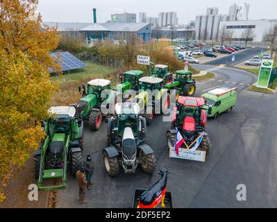 Upahl, Germania. 03 dic 2020. Gli agricoltori si riuniscono di fronte all'Arla Dairy per un'azione di protesta per l'aumento dei prezzi del latte. Gli agricoltori del Meclemburgo-Pomerania occidentale hanno ancora una volta avviato sfilate di trattori a diversi trasformatori di latte e carne. Sono previste azioni presso le latterie di Wismar, Upahl e Waren, sul Müritz, e di fronte al più grande macello del nord-est. (Vista aerea con un drone) Credit: Jens Büttner/dpa-Zentralbild/dpa/Alamy Live News Foto Stock