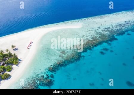 Incredibile paesaggio aereo nelle isole Maldive. Vista perfetta del mare blu e della barriera corallina dal drone o dall'aereo. Esotico viaggio estivo e paesaggio di vacanza Foto Stock