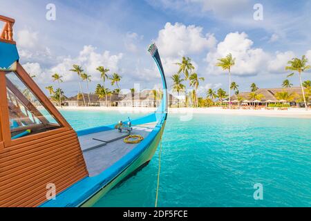 Perfetto isola tropicale paradiso spiaggia Maldive. Lungo molo e una barca tradizionale Dhoni. Estate viaggio turismo paesaggio, mare blu laguna spiaggia villa Foto Stock