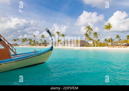 Perfetto isola tropicale paradiso spiaggia Maldive. Lungo molo e una barca tradizionale Dhoni. Estate viaggio turismo paesaggio, mare blu laguna spiaggia villa Foto Stock