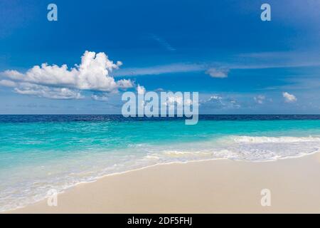 Closeup di sabbia sulla spiaggia e cielo blu estivo. Paesaggio panoramico della spiaggia. Spiaggia tropicale vuota stagcape. Rilassanti vibrazioni estive, ispirazione positiva per l'umore Foto Stock