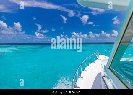 Vista mare blu oceano da yacht in motoscafo. Mare tropicale, incredibile laguna blu oceano. Freedom Summer Recreational Concept, relax boat, vista incredibile Foto Stock