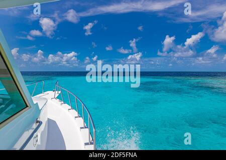 Vista mare blu oceano da yacht in motoscafo. Mare tropicale, incredibile laguna blu oceano. Freedom Summer Recreational Concept, relax boat, vista incredibile Foto Stock