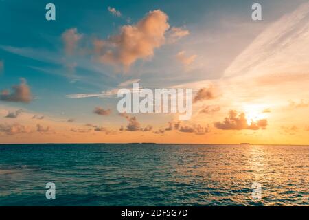 Concetto di cielo del mare, colori del tramonto nuvole, orizzonte, banner orizzontale di sfondo. Paesaggio naturale di ispirazione, bei colori, paesaggi meravigliosi Foto Stock