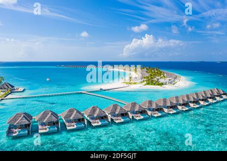 Maldive paradiso isola. Paesaggio aereo tropicale, mare con lungo molo, ville d'acqua con mare incredibile e laguna spiaggia natura tropicale. Esotico Foto Stock