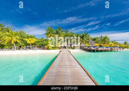 Splendido paesaggio tropicale, viaggi estivi di lusso e vacanze. Molo in legno nell'isola contro il cielo blu con nuvole bianche, vista panoramica Foto Stock