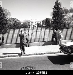 Anni '1960, storico, Washington DC, USA, persone che scattano foto alla recinzione perimetrale che circonda la Casa Bianca, casa e ufficio del Presidente degli Stati Uniti. Qui si vede la facciata meridionale della residenza esecutiva, notevole per il suo semi-portico che si affaccia sul South Lawn. Foto Stock