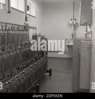 anni '1950, grandi batterie industriali storiche dell'epoca impilate insieme in un locale batterie, una fonte di alimentazione di riserva per ricevitori wireless in un piccolo aeroporto. Situato in un'area sicura e separata, lontano da altre apparecchiature in caso di perdite, tale gruppo batterie forniva elettricità nel caso in cui la fonte di alimentazione principale avesse un'interruzione o un guasto. Foto Stock