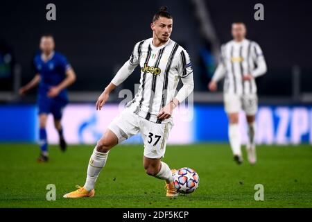 Torino, Italia - 02 dicembre 2020: Radu Dragusin della Juventus FC in azione durante la partita di calcio della UEFA Champions League Group G tra Juventus FC e FC Dynamo Kyiv. La Juventus FC ha vinto 3-0 contro Dynamo Kyiv. Credit: Nicolò campo/Alamy Live News Foto Stock