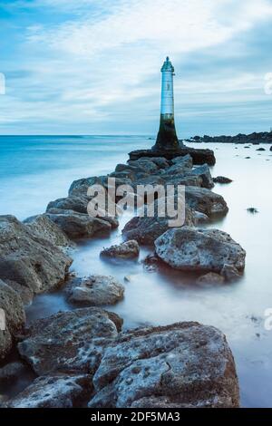 Lunga esposizione di faro a bassa marea a Shaldon in Devon in Inghilterra, Regno Unito, Europa Foto Stock