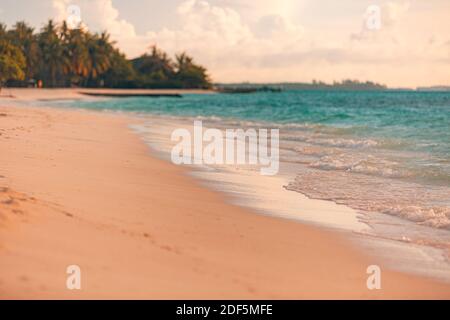 Closeup di sabbia sulla spiaggia e cielo blu estivo. Paesaggio della spiaggia. Spiaggia tropicale vuota e stagcape. Arancio e cielo dorato tramonto, soffice sabbia tranquilla Foto Stock