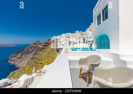 Piscina Infinity sul tetto della soleggiata isola di Santorini, Grecia. Bella piscina e cielo tramonto. Concetto di vacanza estiva di lusso, Foto Stock