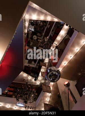 Una foto verticale di lampadari antichi e palle da discoteca Foto Stock