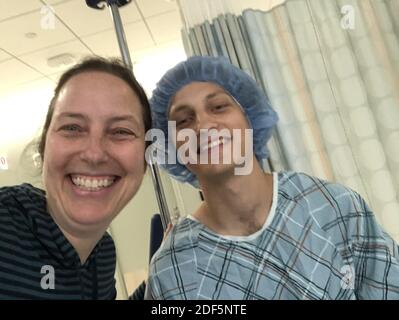 Londra, Regno Unito. 3 dicembre 2020. La foto fornita da Abie Rohrig lo mostra con la madre prima della sua donazione di rene a New York, Stati Uniti, il 12 luglio 2019. PER ANDARE CON caratteristica: Volontari giovani donatori di rene per il test del vaccino del coronavirus britannico Credit: Xinhua/Alamy Live News Foto Stock