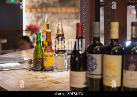 Arinsal, Andorra: 2020 dicembre 02: Vini pregiati dalla Francia e dalla Spagna in un ristorante messicano ad Andorra nell'inverno 2020. Foto Stock