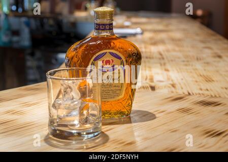 Arinsal, Andorra: 2020 Dicembre 02: Royal Crown Whiskey in un ristorante messicano ad Andorra nell'inverno 2020. Foto Stock