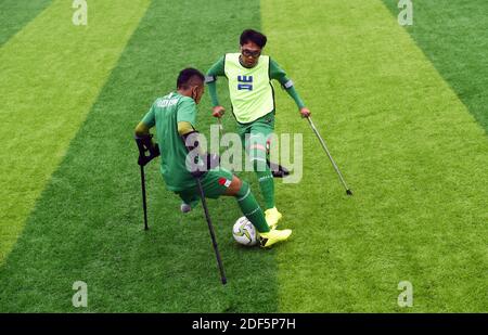 Giacarta, Indonesia. 3 dicembre 2020. I giocatori di Indonesia Amputee Football (INAF) partecipano a un evento benefico per atleti disabili per commemorare la Giornata Internazionale delle persone con disabilità a Giacarta, Indonesia, 3 dicembre 2020. Credit: Zulkarnain/Xinhua/Alamy Live News Foto Stock