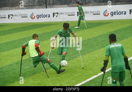 Giacarta, Indonesia. 3 dicembre 2020. I giocatori di Indonesia Amputee Football (INAF) partecipano a un evento benefico per atleti disabili per commemorare la Giornata Internazionale delle persone con disabilità a Giacarta, Indonesia, 3 dicembre 2020. Credit: Zulkarnain/Xinhua/Alamy Live News Foto Stock