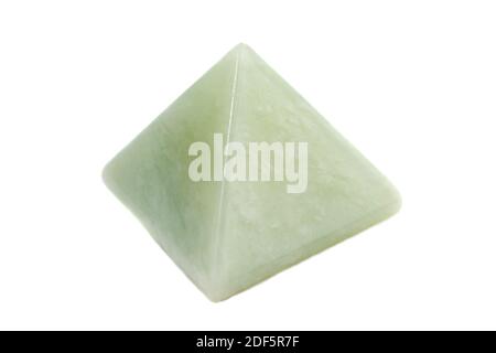 Una piramide di giada fotografata su uno sfondo bianco dello studio Foto Stock