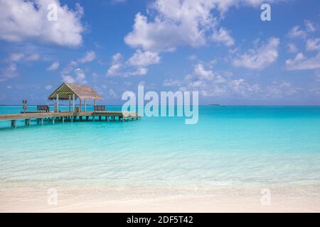 Bellissimo paesaggio panoramico di ville sull'acqua, Maldive isola, Oceano Indiano. Lussuosa spa sull'acqua nella laguna tropicale blu delle Maldive Foto Stock