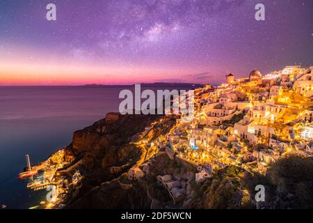 Splendida vista serale sull'isola di Santorini. Pittoresco tramonto di primavera sul famoso villaggio di Fira, Grecia, Europa. Concetto di viaggio di fondo. Artistico Foto Stock