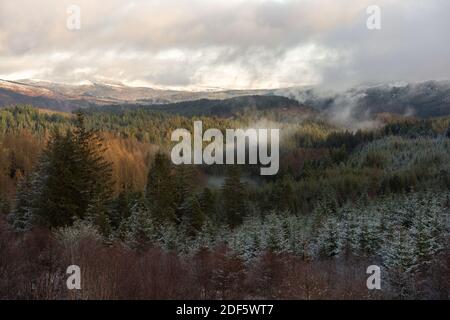 Dukes Pass, Trossachs e Loch Lomond National Park, Scozia, Regno Unito. 3 dicembre 2020. Nella foto: Pittoresche vedute sulla neve di Trossachs e del Parco Nazionale di Loch Lomond che si affacciano sui tre laghi e coprono la cittadina centrale Scozzese di Callander. Credit: Colin Fisher/Alamy Live News Foto Stock