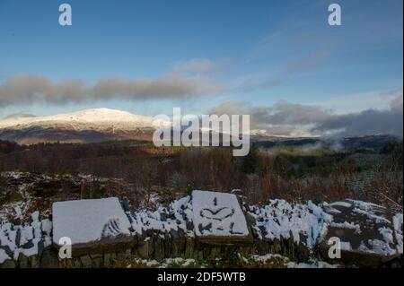 Dukes Pass, Trossachs e Loch Lomond National Park, Scozia, Regno Unito. 3 dicembre 2020. Nella foto: Pittoresche vedute sulla neve di Trossachs e del Parco Nazionale di Loch Lomond che si affacciano sui tre laghi e coprono la cittadina centrale Scozzese di Callander. Credit: Colin Fisher/Alamy Live News Foto Stock