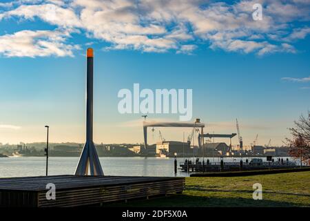 Kiel, Blick über die Kieler Förde auf die Werftanlagen auf dem Ostufer Foto Stock