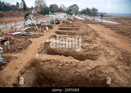 Salonicco, Grecia - 3 dicembre 2020: Decine di nuove tombe delle vittime di Covid-19 in un cimitero di Evosmos, Salonicco Foto Stock