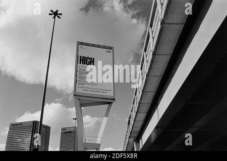 Informazioni pubbliche accanto a un cavalcavia vicino a Canary Wharf, London Docklands, avviso di livello 2 alto di allarme per l'area di Londra Foto Stock