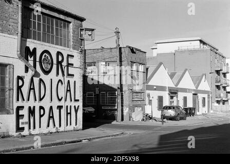 Messaggio su un muro in Tiverton Road, nel distretto di Harringay Warehouse, Londra del Nord Regno Unito Foto Stock