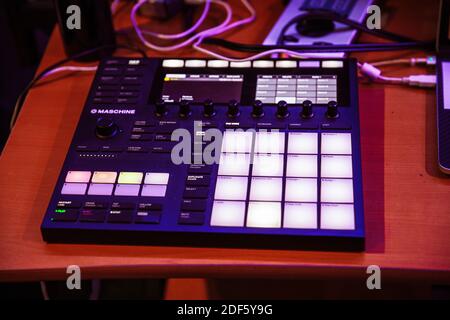 Un closeup shot di una macchina drum pad per i battiti e design sonoro su un tavolo di legno Foto Stock