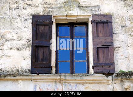 Finestra aperta di casa francese con persiane in legno. Foto Stock