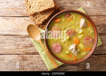 Classica zuppa olandese di piselli erwtensoep, closeup di nert nel piatto sul tavolo. Vista dall'alto orizzontale Foto Stock