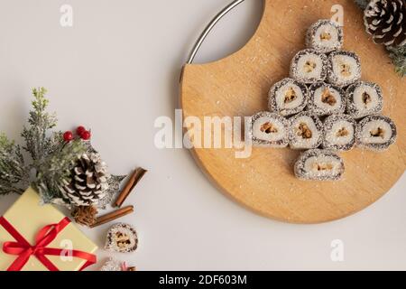 Scatola regalo di Natale e dolci natalizi con decorazioni stagioni su sfondo bianco Foto Stock