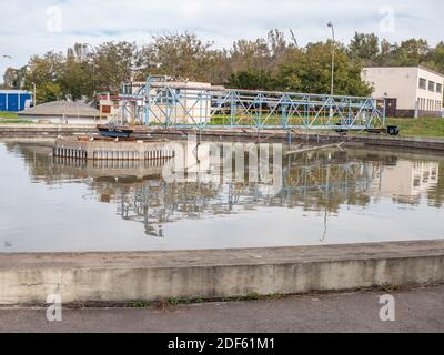 Ponte collettore di una vasca di sedimentazione primaria in un impianto di trattamento delle acque reflue. pulizia meccanica raks. Foto Stock