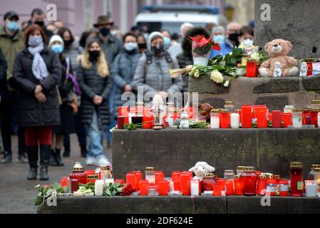 Treviri, Germania. 03 dic 2020. Le persone si levano in piedi in un minuto di silenzio in memoria delle vittime dopo il viaggio di Trier amok con morti e feriti, esattamente al momento in cui un uomo di 51 anni ha corso attraverso la zona pedonale il martedì. Le campane della Chiesa suonavano in tutto Treviri. Credit: Harald Tittel/dpa/Alamy Live News Foto Stock