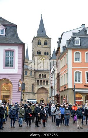 Treviri, Germania. 03 dic 2020. Le persone si levano in piedi in un minuto di silenzio in memoria delle vittime dopo il viaggio di Trier amok con morti e feriti, esattamente al momento in cui un uomo di 51 anni ha corso attraverso la zona pedonale il martedì. Le campane della Chiesa suonavano in tutto Treviri. Credit: Harald Tittel/dpa/Alamy Live News Foto Stock