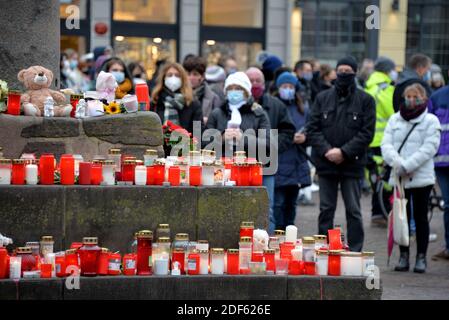 Treviri, Germania. 03 dic 2020. Le persone si levano in piedi in un minuto di silenzio in memoria delle vittime dopo il viaggio di Trier amok con morti e feriti, esattamente al momento in cui un uomo di 51 anni ha corso attraverso la zona pedonale il martedì. Le campane della Chiesa suonavano in tutto Treviri. Credit: Harald Tittel/dpa/Alamy Live News Foto Stock