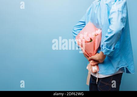 giorno degli amanti, la mano closeup dà un regalo Foto Stock