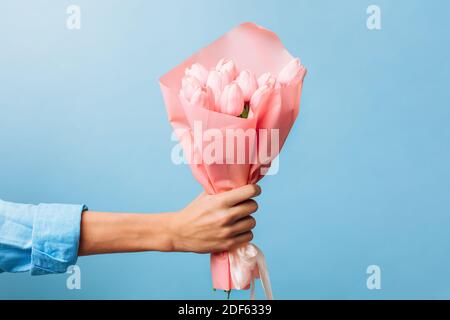 giorno degli amanti, la mano closeup dà un regalo Foto Stock