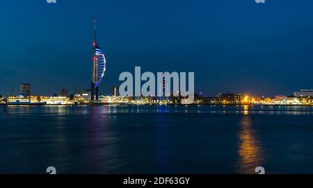 Tempo di notte vista di Portsmouth e Emirati Spinnaker Tower da Gosport guardando attraverso il porto di Portsmouth nel Hampshire, Inghilterra, Regno Unito. Foto Stock